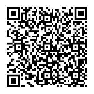 一只小船在细雨中吱吱呀呀的划破了青绿色的河水从伍子胥悬挂脑袋的吴州水门钻了出来二维码生成