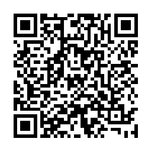 一名左臂完全被毁的机器人此刻正站在队伍最前方二维码生成