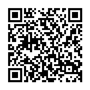 一处看起来极为原始的小山村的一栋完全木板搭建的房子中央二维码生成