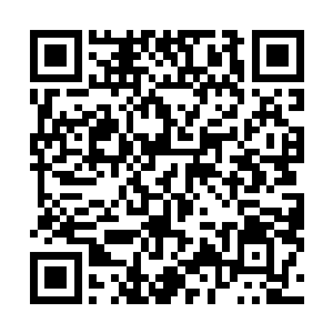 一手拖着自己的背包一手单握着步枪漫无目的的开了几枪二维码生成