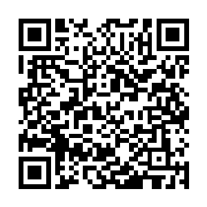 一柄外型古意盎然的黑色长刀悄无声息地插在地面中央二维码生成