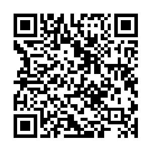 三个男人立刻停下办事纷纷从地上拿起长矛样的武器冲了过来二维码生成