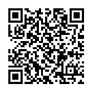 三人站在香烟夜总会门口对面的街道上继续想着办法二维码生成