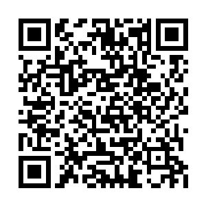 三名皮肤黧黑的缅族武士大模大样的坐在石头上二维码生成
