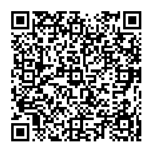 下面车流拥挤行人快步行走着不少上班族小步奔跑着手里或拿着汉堡或拿着其他早餐一边吃一边向公交站点跑去二维码生成