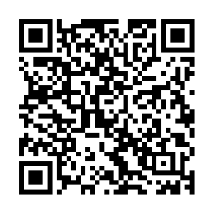 不假思索的就朝着那辆已经翻倒在地面的破烂三轮摩托车冲过去二维码生成