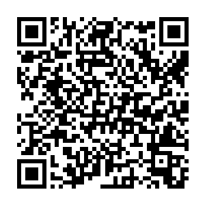 不光是卡森不远外的棕发小模特正乐呵的指着贝海让旁边的姑娘看呢二维码生成