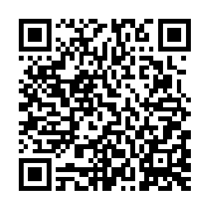 东大街派出所十几名民警已经将南边的一栋二层教学楼大门围住二维码生成