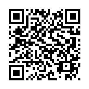 两个人看到无法撼动赵长枪的手腕二维码生成