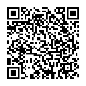 两个姿容俏丽身材极佳的年轻女子满脸不悦的匆匆从卫生间里冲了出来二维码生成