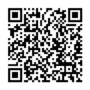 举起远离伤口的手臂把伤员警察就这样侧躺在地面二维码生成