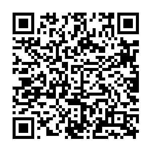 也是被人从外面狠狠的踹开了……直接一扇门都快速的向着包间里面飞了进来二维码生成