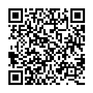 五女狠狠的咽了一口唾沫……一大桌子酒菜全部被他吃了二维码生成