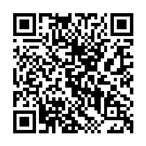 从一片混乱之中冲杀出来的小和尚正在奔跑中狼狈地整理着衣服二维码生成