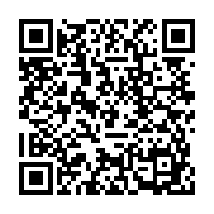 从侍从手里拿过一枚金质的奖章走到孙海剑面前二维码生成