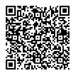 从墨修尧身上站起来走到一边的暗格前动手取出那块从皇陵里带出来的明黄色绢帛二维码生成