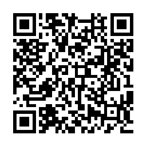 从旁边的火炉里拿过一把头部的三角区域已经完全烧红的烙铁二维码生成