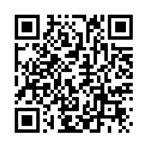 他从自己办公桌的抽屉里拿出了一只文件夹二维码生成