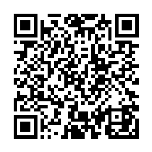 他们三人长得一模一样就连身材穿着都没有丝毫偏差二维码生成