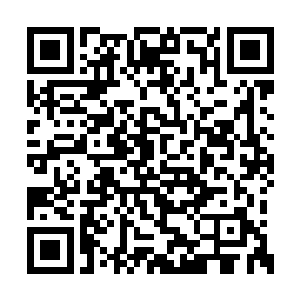 他似乎很喜欢像这样从嗓子眼儿里冒出几声奸笑二维码生成