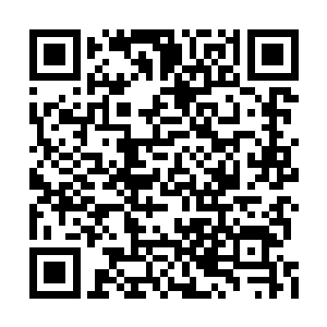 他又伸手从那个木制柜里拿出了第二个手电筒来二维码生成