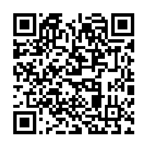 他慢慢将火热的双唇从李凤妮的樱桃小嘴移至她的玉脖之上二维码生成