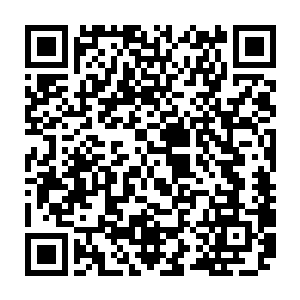 他明显的感觉到这些雨水在即将落入他的手中时竟然产生了一些微妙的变化二维码生成