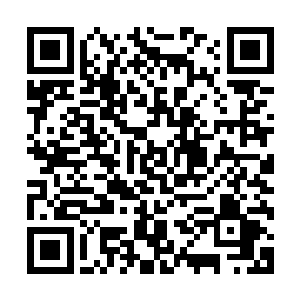他的目光无意间掠过跟吴姐紧挨着坐在会议桌最尽头的李金龙二维码生成
