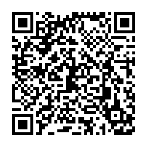 他的眼神便立即聚焦到了被秦方抱在怀中的那只银黑色的箱子上面了二维码生成