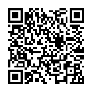 他降低自己飞行的高度无声无息地穿行在城镇之中二维码生成