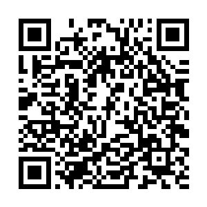 以锦盒装着一块无瑕碧玉雕琢的弥勒佛摆件递上前去二维码生成