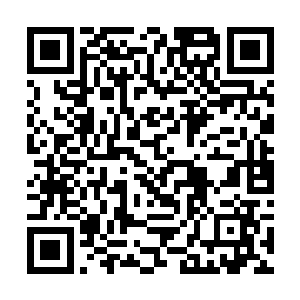 仿佛刚才只用了几句话就把暧昧的气氛推向顶点的人二维码生成