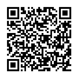 仿佛随时都要一头栽倒在地上的医生和他们还非常年轻的助手二维码生成