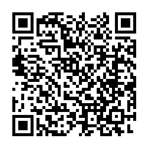 伍曦丝毫不顾及自己身份的站在椅子上深情的把这首诗再演绎了一遍二维码生成