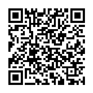 侯卫东和朱小勇一起去查看小型生活污水处理系统二维码生成