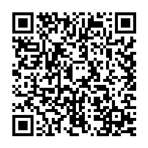 便从随身带来的方便带中掏出一匝写着五千万的天地银行通用货币二维码生成