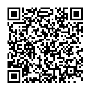 其中一人留在弄堂中看守又一次晕过去的面色苍白如纸奄奄一息的明敏二维码生成