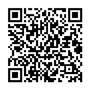 再看看那些手脚麻利的年轻人正在把十六管火箭炮的炮衣给拉掉二维码生成