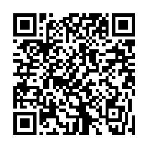 农村的赤脚医生带着最常用和简单的药品走访于村落之间二维码生成