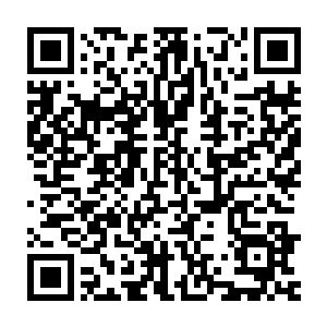 几个人围着桌案坐着一边处理手里的卷宗一边还能不时的说上几句话二维码生成