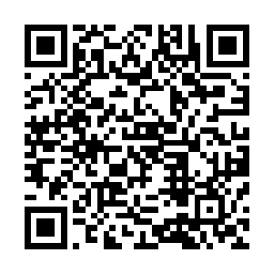 几乎已经看不出什么模样的老者手里拿着一个硕大的酒葫芦二维码生成