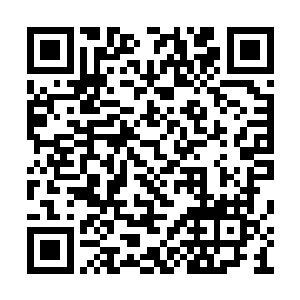 几位专业的造型师正在为今天最重要的主角梳妆二维码生成