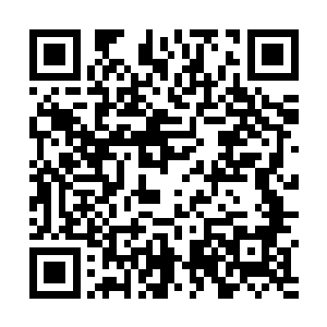 几名当地欺软怕硬的土棍正蹲在街道边上的井口晒太阳二维码生成