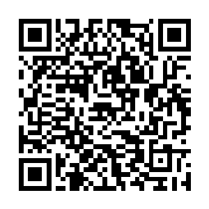 几艘小型炮艇已经打横附在了游轮巨大的船体之上二维码生成