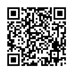 动作潇洒的伸出右手取下放在一旁的毛笔二维码生成