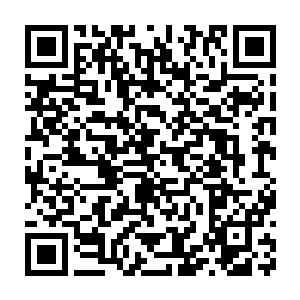 化妆师小心地拿着与苏瑷此刻服装造型相匹配的珠宝给苏瑷佩戴上二维码生成