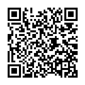 十余名上仙宫弟子正在紧张有序地布置着中午宴席的桌椅板凳二维码生成