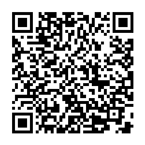 原来自己的手抱着苗柔的部位处……这个部位实在是有点太过于暧昧了……二维码生成