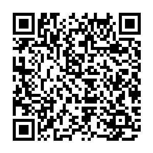 另外还有人拿了刀子和木头在雕刻什么东西或者摘了树叶放在嘴边吹曲子二维码生成