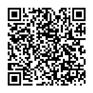 只剩高跟鞋的长腿先用膝盖在镜片茶几上滑动几下就要褪掉最后的遮挡二维码生成